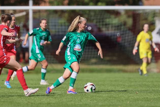 v li Ricarda Walkling SV Werder Bremen, 13 on the ball, single image, full body, action, action scene, 25 08 2024, Münster Germany , soccer, test match women, SV Werder Bremen 1 FC Köln xobx