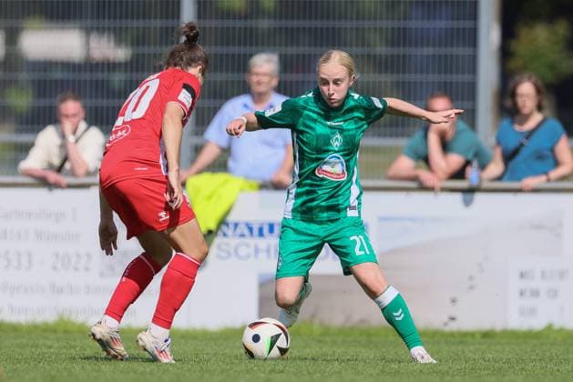 from left Sylwia Matysik 1 FC Köln, 20 and Caroline Siems SV Werder Bremen, 21 in duel, duel, dynamics, action, action, match scene, 25 08 2024, Münster Germany , Soccer, Test match women, SV Werder Bremen 1 FC Köln xobx