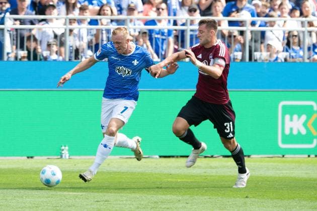2024 08 25 xJFAx Football 2 Bundesliga 3 Matchday Season 2024 25, SV Darmstadt 98 1 FC Nürnberg v l , Luca Marseiler SV Darmstadt 98 auf dem weg zum 1 0, Robin Knoche 1 FC Nürnberg DFL DFB REGULATIONS PROHIBIT ANY USE OF PHOTOGRAPHS as IMAGE SEQUENCES and or QUASI VIDEO Copyright: JoaquimxFerreira