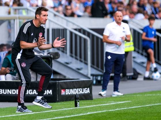 Miroslav Klose 1 FC Nuernberg, Coach gestures, behind him Torsten Lieberknecht SV Darmstadt 98, Coach , GER, SV Darmstadt 98 vs 1 FC Nuernberg, Football, 2 Bundesliga, Matchday 3, Season 2024 2025, 25 08 2024 DFL REGULATIONS PROHIBIT ANY USE OF PHOTOGRAPHS as IMAGE SEQUENCES and or QUASI VIDEO GER, SV Darmstadt 98 vs 1 FC Nuernberg Football, 2 Bundesliga, Matchday 3, Season 2024 2025, 25 08 2024 Darmstadt Copyright: xEibner-Pressefoto FlorianxWieganx EP_FWD