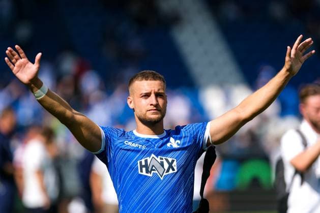 Fabian Nuernberger SV Darmstadt 98, 15 thanks the fans, GER, SV Darmstadt 98 vs 1 FC Nuernberg, Football, 2 Bundesliga, Matchday 3, Season 2024 2025, 25 08 2024 DFL REGULATIONS PROHIBIT ANY USE OF PHOTOGRAPHS as IMAGE SEQUENCES and or QUASI VIDEO GER, SV Darmstadt 98 vs 1 FC Nuernberg Football, 2 Bundesliga, Matchday 3, Season 2024 2025, 25 08 2024 Darmstadt Copyright: xEibner-Pressefoto FlorianxWieganx EP_FWD