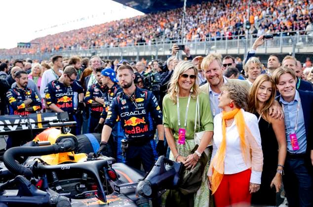 ZANDVOORT - King Willem-Alexander, Queen Maxima, Prince Claus-Casimir, Princess Alexia and Princess Margriet on the grid prior to the F1 Grand Prix of the Netherlands at the Circuit of Zandvoort. ANP REMKO DE WAAL xVIxANPxSportx xxANPxIVx 506728665 originalFilename: 506728665.jpg