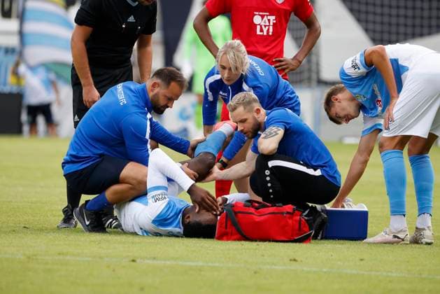 Sport Themen der Woche KW34 Sport Bilder des Tages CFC vs SV Babelsberg 03 25.08.2024, Chemnitz, Stadion an der Gellertstrasse, Fussball,Regionalliga Nordost 2024 2025, 5. Spieltag, CFC CFC vs SV Babelsberg 03 Ephraim Eshele verletzt am Bden. Er wird behandelt. Chemnitz Sachsen BRD *** CFC vs SV Babelsberg 03 25 08 2024, Chemnitz, Stadion an der Gellertstrasse, Sport, Fußball,Regionalliga Nordost 2024 2025, 5 Spieltag, CFC CFC vs SV Babelsberg 03 Ephraim Eshele verletzt am Bden Er wird behandelt Chemnitz Sachsen BRD