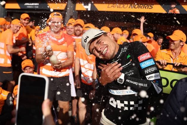 F1 Grand Prix Of The Netherlands 2024 Lando Norris of McLaren celebrates with the team after the Formula 1 Grand Prix of The Netherlands at Circuit Zandvoort in Zandvoort, Netherlands on August 25, 2024. Zandvoort Netherlands  Copyright: xJakubxPorzyckix originalFilename:porzycki-f1grandp240825_npbEE.jpg