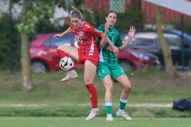 from left Taylor Ziemer 1 FC Köln, 18 and Lara Schmidt SV Werder Bremen, 24 in duel, duel, dynamic, action, action scene, 25 08 2024, Münster Germany , Soccer, Test match women, SV Werder Bremen 1 FC Köln xobx