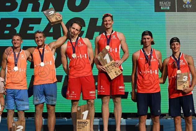 Sport Bilder des Tages From left CzechAdam Waber, Matyas Jezek with silver medal, winners Ondrej Perusic, David Schweiner of Czech Republic and bronze Jacob Holting Nilsson, Elmer Andersson of Sweden after the Brno Beach Pro, Beach volleyball, Beachvolleyball tournament of Futures category, on August 25, 2024, in Brno, Czech Republic. (CTKxPhoto VaclavxSalek) CTKPhotoP2024082505117 CTKPhotoP2024082505117