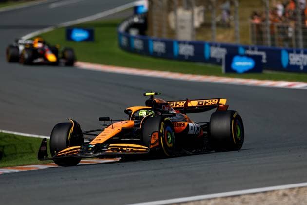 01 VERSTAPPEN Max (nld), Red Bull Racing RB20, action 04 NORRIS Lando (gbr), McLaren F1 Team MCL38, action during the Formula 1 Heineken Dutch Grand Prix 2024, 15th round of the 2024 Formula One World Championship, WM, Weltmeisterschaft from August 23 to 25, 2024 on the Circuit Zandvoort, in Zandvoort, Netherlands - F1 - DUTCH GRAND PRIX 2024 DPPI Panoramic 240825_R15_OLANDA_DP_F12024GP15NED_JK509264