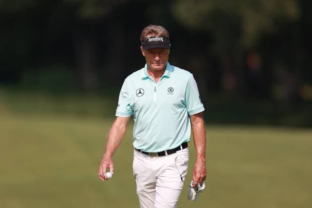 The Ally Challenge GRAND BLANC,MICHIGAN-AUGUST 25: Bernhard Langer of Germany walks after retrieving his ball, having made his shot from the fairway into the 1st hole during the final round of The Ally Challenge presented by McLaren at Warwick Hills Golf & Country Club, Grand Blanc, MI, USA Sunday, August 25, 2024. Grand Blanc Michigan United States  Copyright: xAmyxLemusx originalFilename:lemus-theallyc240825_npHOW.jpg