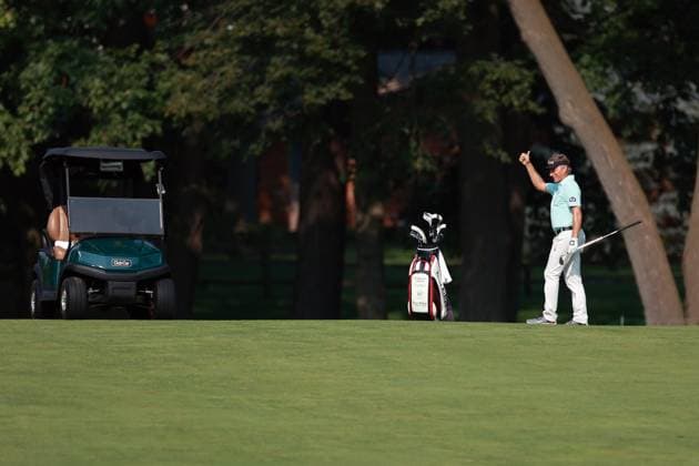 Sport Bilder des Tages The Ally Challenge GRAND BLANC,MICHIGAN-AUGUST 25: Bernhard Langer of Germany celebrates after having made his shot from the fairway into the 1st hole during the final round of The Ally Challenge presented by McLaren at Warwick Hills Golf & Country Club, Grand Blanc, MI, USA Sunday, August 25, 2024. Grand Blanc Michigan United States  Copyright: xAmyxLemusx originalFilename:lemus-theallyc240825_np49k.jpg