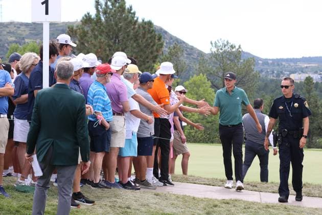 CASTLE ROCK, CO - AUGUST 25: PGA, Golf Herren golfer Ludvig Aberg high fives the fans as he walks to the first tee during the final round of the PGA FedExCup BMW Championship on August 25th, 2024, at Castle Pines Golf Club in Castle Rock, Colorado. (Photo by Brian Spurlock Icon Sportswire) GOLF: AUG 25 PGA FedExCup Playoffs - BMW Championship EDITORIAL USE ONLY Icon24082514