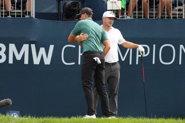 CASTLE ROCK, CO - AUGUST 25: PGA, Golf Herren golfer Ludvig Aberg in green shirt greets Alex Noren on the first tee during the final round of the PGA FedExCup BMW Championship on August 25th, 2024, at Castle Pines Golf Club in Castle Rock, Colorado. (Photo by Brian Spurlock Icon Sportswire) GOLF: AUG 25 PGA FedExCup Playoffs - BMW Championship EDITORIAL USE ONLY Icon24082517