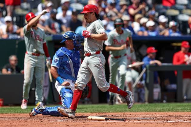 August 25, 2024: Philadelphia Phillies catcher Garrett Stubbs (21) scores on an RBI double from Philadelphia Phillies designated hitter Kyle Schwarber (12) during the third inning against the Kansas City Royals at Kauffman Stadium in Kansas City, MO. CSM Kansas City United States of America - ZUMAc04_ 20240825_zma_c04_029 Copyright: xDavidxSmithx