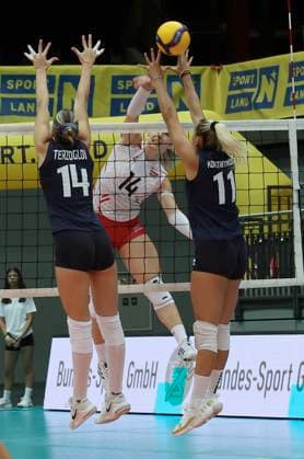 VOLLEYBALL - CEV EuroVolley 2026 qualification SCHWECHAT,AUSTRIA,25.AUG.24 - VOLLEYBALL - CEV EuroVolley 2026, ladies, qualification, OEVV international match, Länderspiel, Nationalmannschaft Austria vs Greece. Image shows Kiriaki Terzoglou (GRE), Kora Marina Schaberl (AUT) and Lamprini Konstantinidou (GRE).  GEPAxpictures xHansxOberlaender