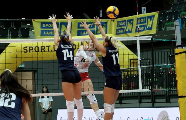 VOLLEYBALL - CEV EuroVolley 2026 qualification SCHWECHAT,AUSTRIA,25.AUG.24 - VOLLEYBALL - CEV EuroVolley 2026, ladies, qualification, OEVV international match, Länderspiel, Nationalmannschaft Austria vs Greece. Image shows Kiriaki Terzoglou (GRE), Kora Marina Schaberl (AUT) and Lamprini Konstantinidou (GRE).  GEPAxpictures xHansxOberlaender