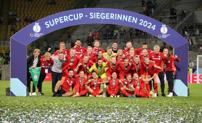 Bilder des Jahres 2024, Sport 08 August Sport Themen der Woche KW34 Sport Bilder des Tages 25.08.2024, xgrfx, Fussball Supercup Frauen 2024, FC Bayern München - VfL Wolfsburg emspor, v.l. Siegerfoto Google Pixel Supercup 2024 (FC Bayern München) (DFL DFB REGULATIONS PROHIBIT ANY USE OF PHOTOGRAPHS as IMAGE SEQUENCES and or QUASI-VIDEO) Dresden *** 25 08 2024, xgrfx, Fussball Supercup Frauen 2024, FC Bayern München VfL Wolfsburg emspor, v l Siegerfoto Google Pixel Supercup 2024 FC Bayern München DFL DFB REGULATIONS PROHIBIT ANY USE OF PHOTOGRAPHS as IMAGE SEQUENCES and or QUASI VIDEO Dresden