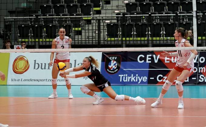 VOLLEYBALL - CEV EuroVolley 2026 qualification SCHWECHAT,AUSTRIA,25.AUG.24 - VOLLEYBALL - CEV EuroVolley 2026, ladies, qualification, OEVV international match, Länderspiel, Nationalmannschaft Austria vs Greece. Image shows Carmen Raab, Eva Stabentheiner and Monika Chrtianska (AUT).  GEPAxpictures xHansxOberlaender