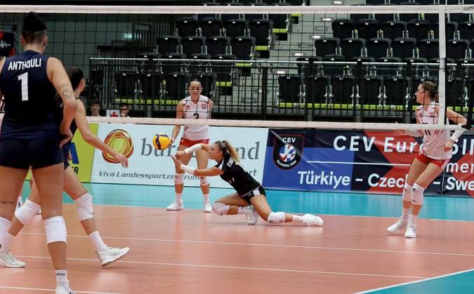 VOLLEYBALL - CEV EuroVolley 2026 qualification SCHWECHAT,AUSTRIA,25.AUG.24 - VOLLEYBALL - CEV EuroVolley 2026, ladies, qualification, OEVV international match, Länderspiel, Nationalmannschaft Austria vs Greece. Image shows Carmen Raab, Eva Stabentheiner and Monika Chrtianska (AUT).  GEPAxpictures xHansxOberlaender