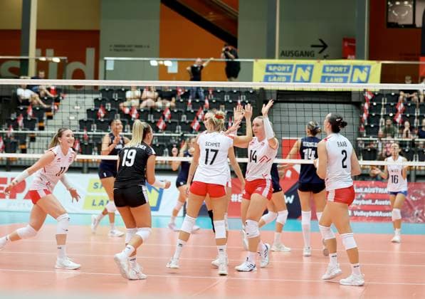 VOLLEYBALL - CEV EuroVolley 2026 qualification SCHWECHAT,AUSTRIA,25.AUG.24 - VOLLEYBALL - CEV EuroVolley 2026, ladies, qualification, OEVV international match, Länderspiel, Nationalmannschaft Austria vs Greece. Image shows the rejoicing of Austria.  GEPAxpictures xHansxOberlaender