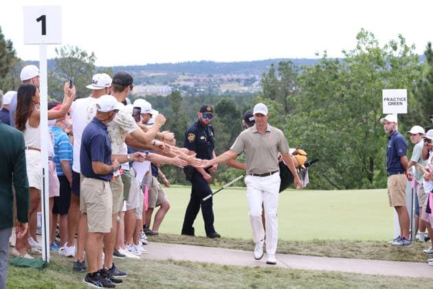 CASTLE ROCK, CO - AUGUST 25: PGA, Golf Herren golfer Adam Scott walks to the first tee during the final round of the PGA FedExCup BMW Championship on August 25th, 2024, at Castle Pines Golf Club in Castle Rock, Colorado. (Photo by Brian Spurlock Icon Sportswire) GOLF: AUG 25 PGA FedExCup Playoffs - BMW Championship EDITORIAL USE ONLY Icon24082543