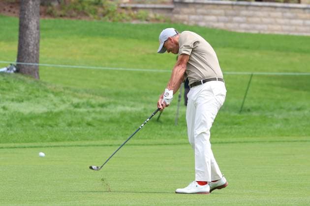 CASTLE ROCK, CO - AUGUST 25: PGA, Golf Herren golfer Adam Scott plays his second shot on the first hole during the final round of the PGA FedExCup BMW Championship on August 25th, 2024, at Castle Pines Golf Club in Castle Rock, Colorado. (Photo by Brian Spurlock Icon Sportswire) GOLF: AUG 25 PGA FedExCup Playoffs - BMW Championship EDITORIAL USE ONLY Icon24082547