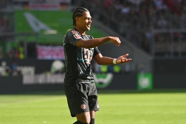 Sport Themen der Woche KW34 Sport Bilder des Tages Torjubel Serge GNABRY (FC Bayern Muenchen) nach Tor zum 3-2, Jubel,Freude,Begeisterung, Aktion,Einzelbild,angeschnittenes Einzelmotiv,Halbfigur,halbe Figur. Fussball 1. Bundesliga Saison 2024 2025, 1.Spieltag, Spieltag01 VFL Wolfsburg - FC Bayern Muenchen 2-3 am 25.08.2024, VOLKSWAGEN ARENA *** Goal celebration Serge GNABRY FC Bayern Muenchen after goal to 3 2, cheering,joy,enthusiasm, action,single image,cropped single motif,half figure,half figure Football 1 Bundesliga season 2024 2025, 1 matchday, matchday01 VFL Wolfsburg FC Bayern Muenchen 2 3 on 25 08 2024, VOLKSWAGEN ARENA
