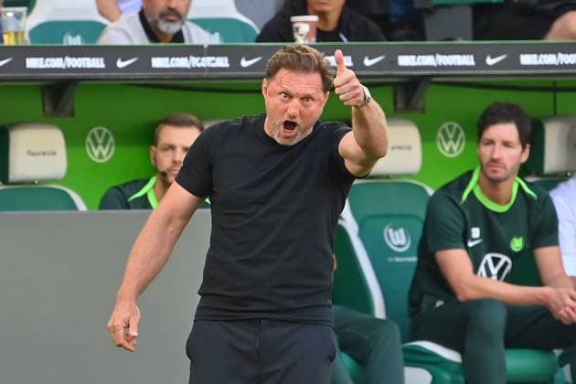 Sport Themen der Woche KW34 Sport Bilder des Tages Ralph HASENHUETTL (Trainer VFL Wolfsburg), Gestik,gibt Anweisungen, Einzelbild,angeschnittenes Einzelmotiv,Halbfigur,halbe Figur. Fussball 1. Bundesliga Saison 2024 2025, 1.Spieltag, Spieltag01 VFL Wolfsburg - FC Bayern Muenchen 2-3 am 25.08.2024, VOLKSWAGEN ARENA *** Ralph HASENHUETTL coach VFL Wolfsburg , gestures,gives instructions, single picture,cropped single motif,half figure,half figure Football 1 Bundesliga season 2024 2025, 1 Matchday, Matchday01 VFL Wolfsburg FC Bayern Muenchen 2 3 on 25 08 2024, VOLKSWAGEN ARENA