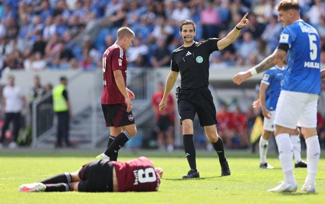 25 08 2024, xdcx, Fußball 2 Bundesliga, SV Darmstadt 98 1 FC Nürnberg, emonline, emspor, despor, v l , Schiedsrichter Dr Max Burda gibt Anweisungen, gestikuliert, mit den Armen gestikulieren gives instructions, gesticulate DFL DFB REGULATIONS PROHIBIT ANY USE OF PHOTOGRAPHS AS IMAGE SEQUENCES AND OR QUASI VIDEO Copyright: HMBxMedia Claus