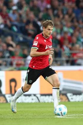 23 08 2024, xtgx, Fußball 2 Bundesliga, Hannover 96 Hamburger SV emspor, v l Max Christiansen Hannover, 13 Freisteller, Einzelbild, Ganzkoerper, single frame DFL DFB REGULATIONS PROHIBIT ANY USE OF PHOTOGRAPHS as IMAGE SEQUENCES and or QUASI VIDEO Hannover