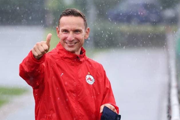 SOCCER - UEFA CL, RBS vs Kyiv SALZBURG,AUSTRIA,26.AUG.24 - SOCCER - UEFA Champions League, qualification, Red Bull Salzburg vs FC Dynamo Kyiv, preview, training RBS. Image shows head coach Pepijn Lijnders (RBS).  GEPAxpictures xDavidxGeieregger