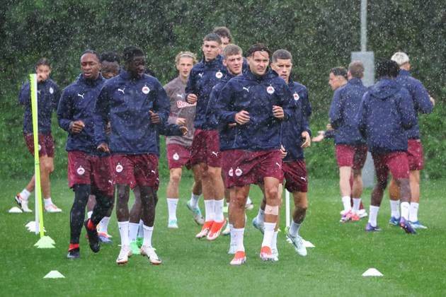 SOCCER - UEFA CL, RBS vs Kyiv SALZBURG,AUSTRIA,26.AUG.24 - SOCCER - UEFA Champions League, qualification, Red Bull Salzburg vs FC Dynamo Kyiv, preview, training RBS. Image shows Moussa Yeo and Amar Dedic (RBS).  GEPAxpictures xDavidxGeieregger
