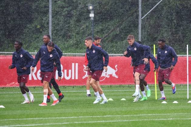 SOCCER - UEFA CL, RBS vs Kyiv SALZBURG,AUSTRIA,26.AUG.24 - SOCCER - UEFA Champions League, qualification, Red Bull Salzburg vs FC Dynamo Kyiv, preview, training RBS. Image shows Petar Ratkov (RBS) with his teammates.  GEPAxpictures xDavidxGeieregger