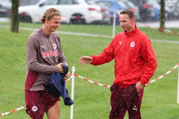 SOCCER - UEFA CL, RBS vs Kyiv SALZBURG,AUSTRIA,26.AUG.24 - SOCCER - UEFA Champions League, qualification, Red Bull Salzburg vs FC Dynamo Kyiv, preview, training RBS. Image shows Maurits Kjaergaard and head coach Pepijn Lijnders (RBS).  GEPAxpictures xDavidxGeieregger