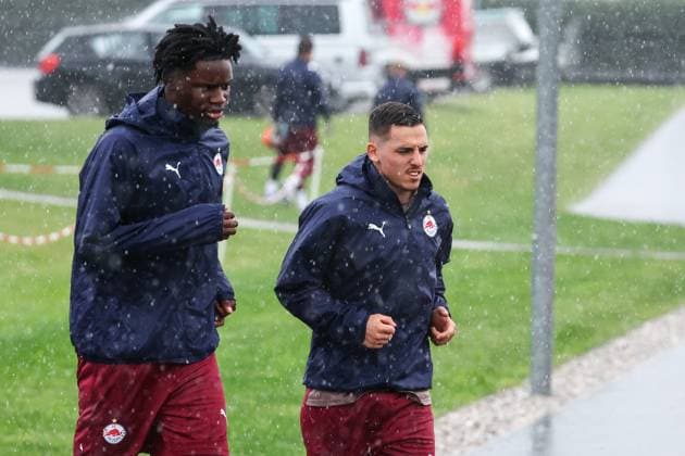 SOCCER - UEFA CL, RBS vs Kyiv SALZBURG,AUSTRIA,26.AUG.24 - SOCCER - UEFA Champions League, qualification, Red Bull Salzburg vs FC Dynamo Kyiv, preview, training RBS. Image shows Hendry Blank and Oscar Gloukh (RBS).  GEPAxpictures xDavidxGeieregger
