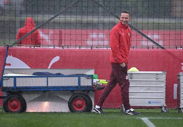 FOOTBALL Champions League qualification season 2024 2025 return match FC Salzburg Dynamo Kiev 26 08 2024 Training FC Salzburg coach Pepijn Lijnders in the rain