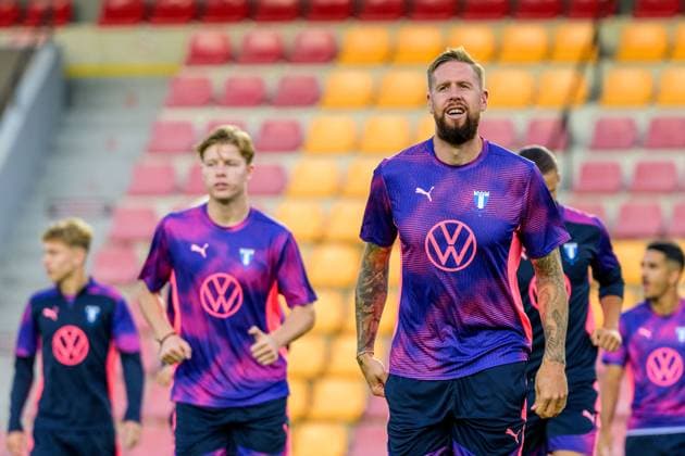 240826 And Pontus Jansson of Malmö FF during a training session with Malmö FF on August 26, 2024 in Prague Photo Mathilda Ahlberg BILDBYRAN kod MA MA0709 fotboll football soccer fotball champions league träning practice training malmö ff bbeng  Copyright: MATHILDAxAHLBERG BB240826MA082