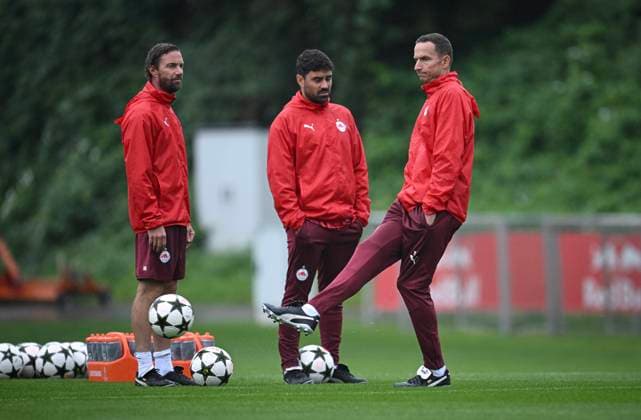 FOOTBALL Champions League qualification season 2024 2025 return match FC Salzburg Dynamo Kiev 26 08 2024 Training FC Salzburg coach Pepijn Lijnders right with co-coach Vitor Matos center and athletics coach Andreas Kornmayer left