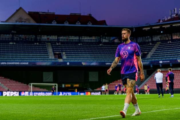 240826 Pontus Jansson of Malmö FF during a training session with Malmö FF on August 26, 2024 in Prague Photo Mathilda Ahlberg BILDBYRAN kod MA MA0709 fotboll football soccer fotball champions league träning practice training malmö ff bbeng  Copyright: MATHILDAxAHLBERG BB240826MA086