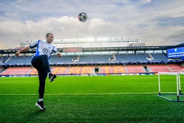 240826 Sports director Daniel Andersson during a training session with Malmö FF on August 26, 2024 in Prague Photo Mathilda Ahlberg BILDBYRAN kod MA MA0709 fotboll football soccer fotball champions league träning practice training malmö ff bbeng  Copyright: MATHILDAxAHLBERG BB240826MA139