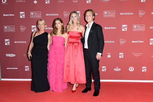 Heidi Beckenbauer with daughter Francesca and son Joel, who brought his girlfriend Jessica Martl with him on arrival at the SPORT BILD Award ceremony on 26 08 2024 at the Fischauktionshalle in Hamburg