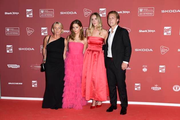 Heidi Beckenbauer with daughter Francesca and son Joel, who brought his girlfriend Jessica Martl with him on arrival at the SPORT BILD Award ceremony on 26 08 2024 at the Fischauktionshalle in Hamburg