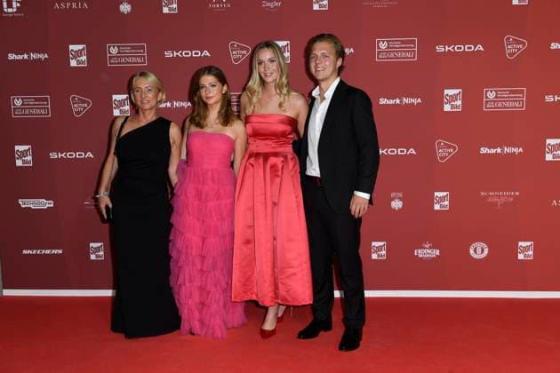 Heidi Beckenbauer with daughter Francesca and son Joel, who brought his girlfriend Jessica Martl with him on arrival at the SPORT BILD Award ceremony on 26 08 2024 at the Fischauktionshalle in Hamburg