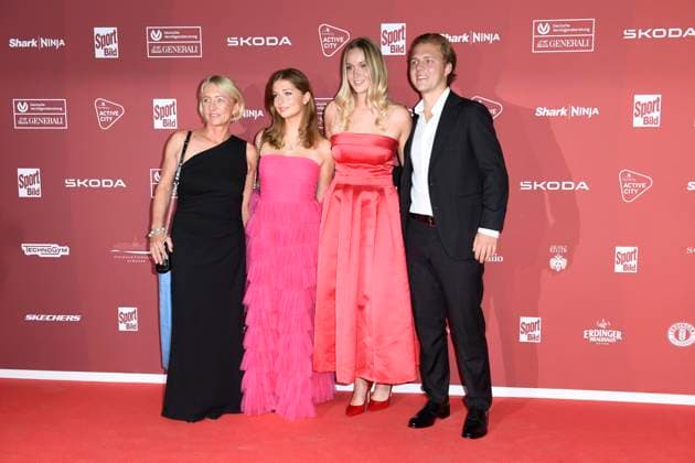 Heidi Beckenbauer with daughter Francesca and son Joel, who brought his girlfriend Jessica Martl with him on arrival at the SPORT BILD Award ceremony on 26 08 2024 at the Fischauktionshalle in Hamburg