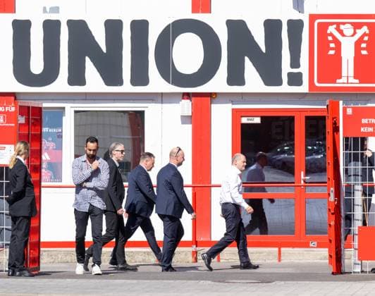 Football, men, season 2024 2025, 1 Bundesliga, 1 FC Union Berlin, in the stadium An der Alten Försterei the German Foundation for Commitment and Volunteering awarded prizes, Chancellor Olaf Scholz r also honored volunteers, 27 08 2024, Copyright: xMatthiasxKochx