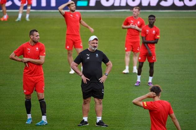 Head Coach of Slavia Prague Jindrich Trpisovsky (centre) in action during training session prior to Champions League 4th qualifying round return match Slavia Prague vs OSC Lille in Prague, Czech Republic, August 27, 2024. (CTKxPhoto MichalxKamaryt) CTKPhotoP2024082706053  CTKPhotoP2024082706053