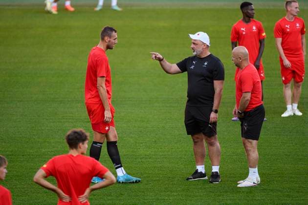 From left soccer player of Slavia Prague Tomas Chory, Jindrich Trpisovsky - coach, Zdenek Houstecky - coach assistant, in action during training session prior to Champions League 4th qualifying round return match Slavia Prague vs OSC Lille in Prague, Czech Republic, August 27, 2024. (CTKxPhoto MichalxKamaryt) CTKPhotoP2024082706067  CTKPhotoP2024082706067