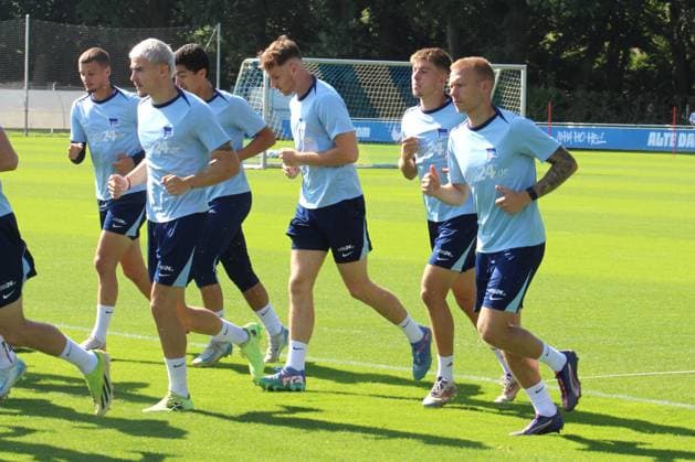 DEU, DFL, 2 FBL Hertha BSC, Training, 27 08 2024, Sportforum, Berlin, DEU, DFL, 2 FBL Hertha BSC, Training, im Bild Neuzugang, Jon Dagur Thorsteinsson Hertha BSC , Hertha Spielerkreis DFL regulations prohibit any use of Photographs as image sequences and or quasi video Foto Juergen Engler nordphoto GmbH nordphotoxGmbHx xEngler nph00076