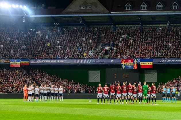 240827 Players of Malmö FF and of Sparta Prague pay tribute to Sven Göran Eriksson ahead of the UEFA Champions League football match between Sparta Prague and Malmö FF on August 27, 2024 in Prague Photo Mathilda Ahlberg BILDBYRAN kod MA MA0710 fotboll football soccer fotball champions league sparta prag malmö ff bbeng  Copyright: MATHILDAxAHLBERG BB240827MA061