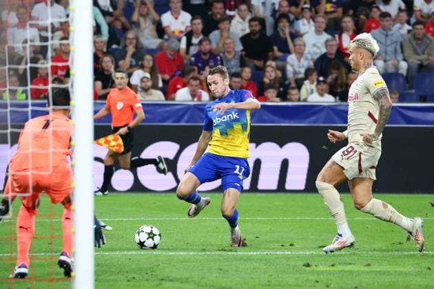 SOCCER - UEFA CL, RBS vs Kyiv SALZBURG,AUSTRIA,27.AUG.24 - SOCCER - UEFA Champions League, qualification, Red Bull Salzburg vs FC Dynamo Kyiv. Image shows Vladyslav Vanat (Kyiv) and Kamil Piatkowski (RBS).  GEPAxpictures xDavidxGeieregger