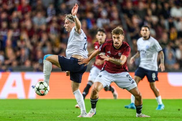 240827 Jens Stryger Larsen of Malmö FF and Matej Rynes of Sparta Prague during the UEFA Champions League football match between Sparta Prague and Malmö FF on August 27, 2024 in Prague Photo Mathilda Ahlberg BILDBYRAN kod MA MA0710 fotboll football soccer fotball champions league sparta prag malmö ff bbeng bbauto  Copyright: MATHILDAxAHLBERG BB240827MA072