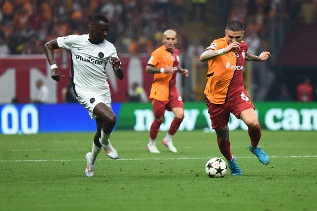 Mauro Icardi (9)of Galatasaray and Cheikh Niasse (L) of Young Boys during the UEFA Champions League Play-Offs Second Leg match between Galatasaray and Young Boys at Rams Park Stadium in Istanbul , Turkey on August 27 , 2024. ( Photo by Seskimphoto ) Galatasaray v Young Boys - UEFA Champions League Play-Offs Second Leg 